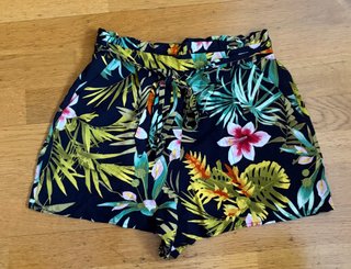 Shorts florales negros con cinturón