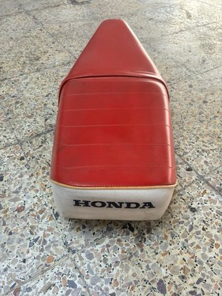 Asiento y suelo rojo Honda Scoopy SH 75/80