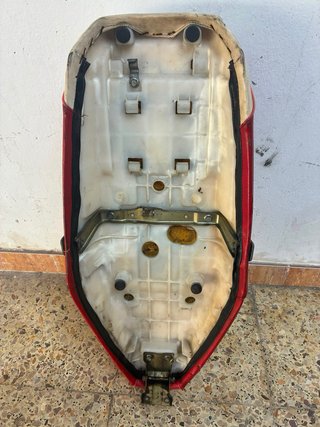 Asiento y suelo rojo Honda Scoopy SH 75/80