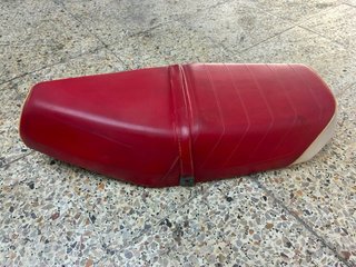 Asiento y suelo rojo Honda Scoopy SH 75/80