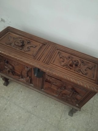 Arcón de madera tallada