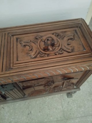 Arcón de madera tallada