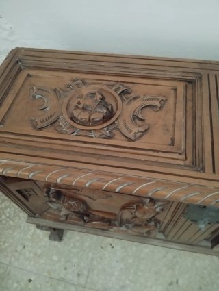 Arcón de madera tallada
