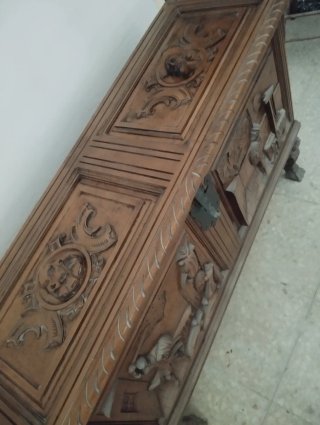 Arcón de madera tallada