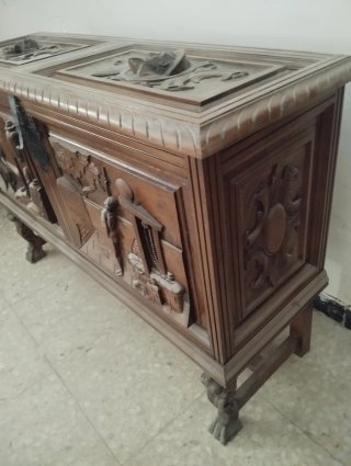 Arcón de madera tallada