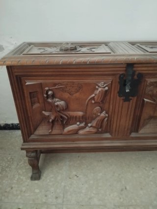 Arcón de madera tallada