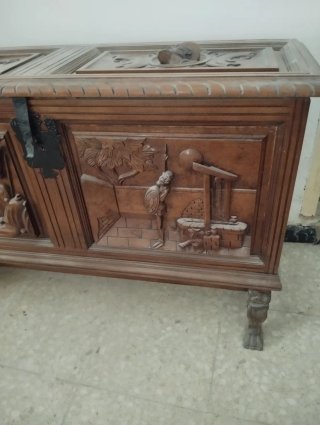 Arcón de madera tallada