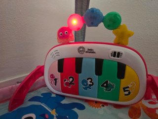 Gimnasio para bebé con piano y juguetes