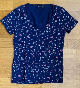 Camiseta Bershka floral azul y rosa Talla XS