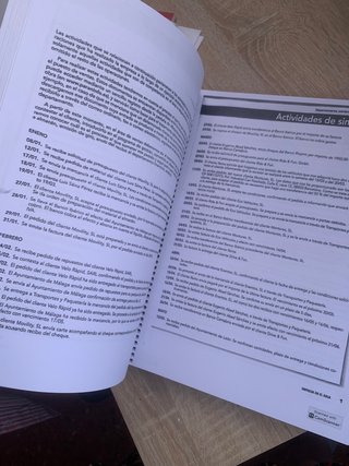 Libro empresa en el aula en físico.