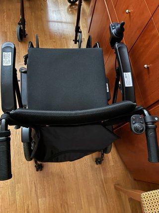 Silla de ruedas eléctrica ligera y plegable