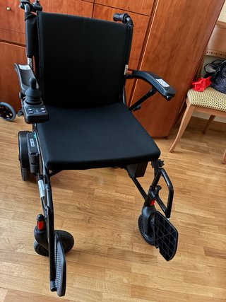Silla de ruedas eléctrica ligera y plegable