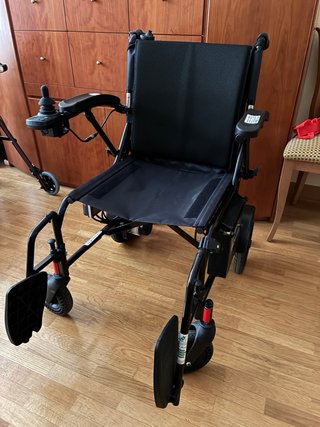 Silla de ruedas eléctrica ligera y plegable