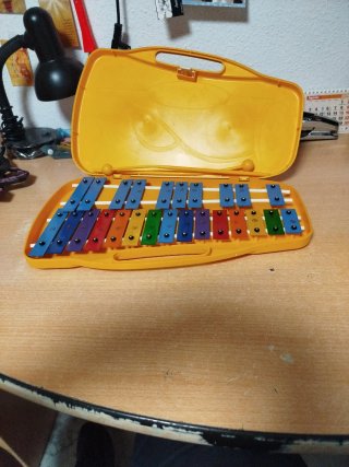 Xilófono infantil amarillo