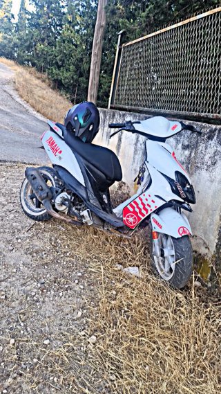 Yamaha Jog RR Scooter Roja y Blanca