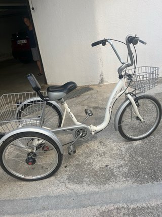 Bicicleta triciclo con cesta