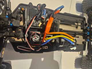 Coche RC associated b7.4 de 2025