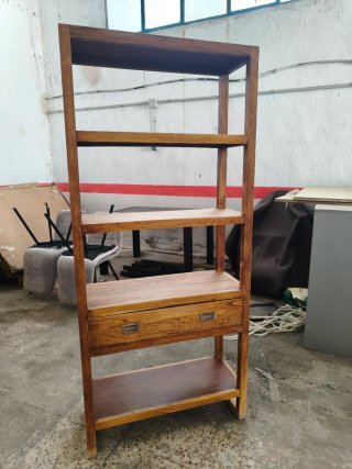 Estantería de madera con cajón