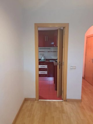 Cocina modular roja y blanca