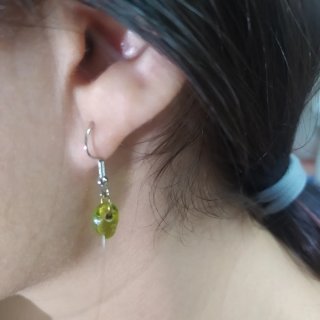 Pendientes verdes con detalles plateados