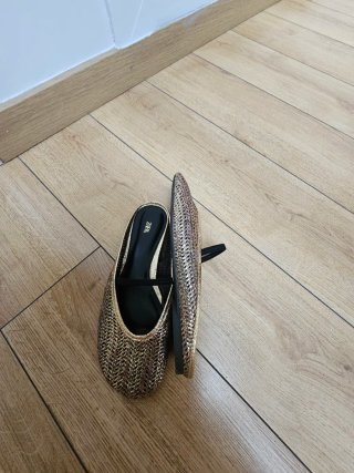 Mules Zara doradas y negras