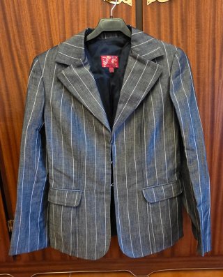 Americana gris con rayas blancas. Marca Aibonito.