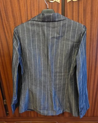 Americana gris con rayas blancas. Marca Aibonito.