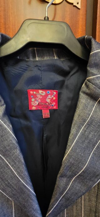 Americana gris con rayas blancas. Marca Aibonito.