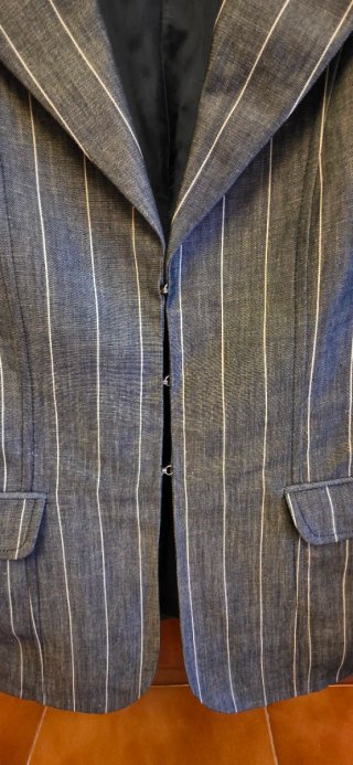 Americana gris con rayas blancas. Marca Aibonito.