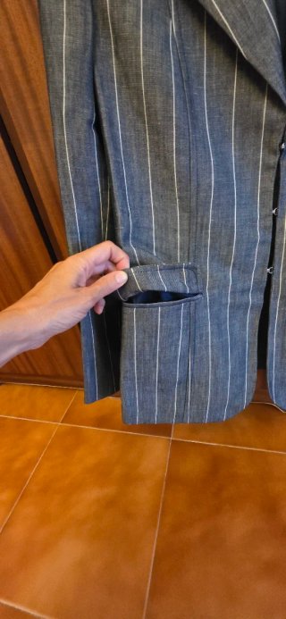 Americana gris con rayas blancas. Marca Aibonito.