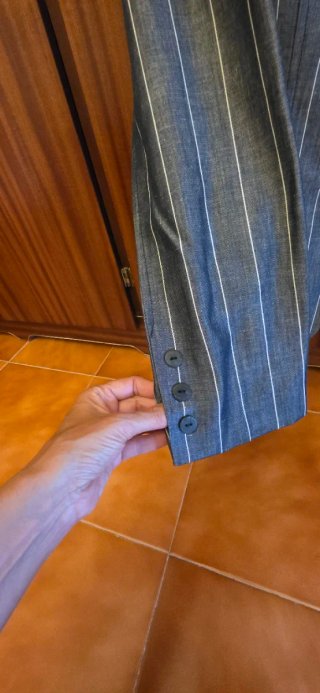 Americana gris con rayas blancas. Marca Aibonito.