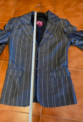 Americana gris con rayas blancas. Marca Aibonito.