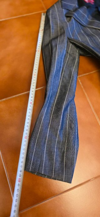 Americana gris con rayas blancas. Marca Aibonito.