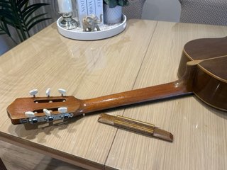 Guitarra muy antigua para restaurar