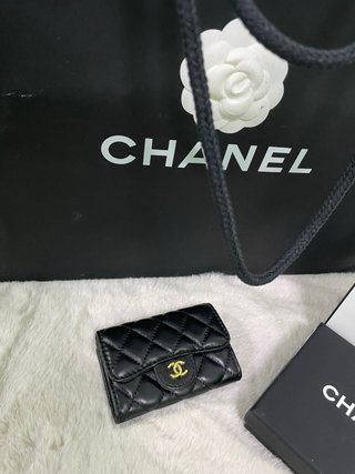 Cartera Chanel acolchada negra y dorada