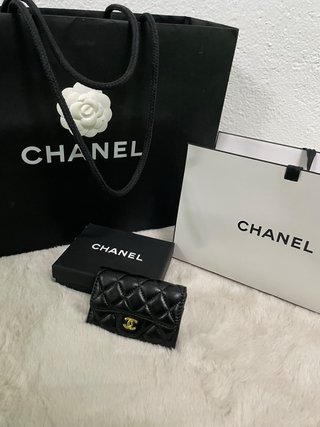 Cartera Chanel acolchada negra y dorada