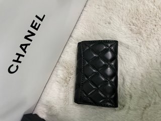 Cartera Chanel acolchada negra y dorada
