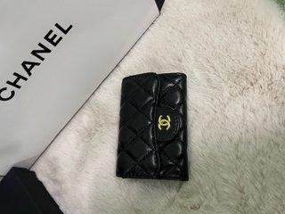Cartera Chanel acolchada negra y dorada