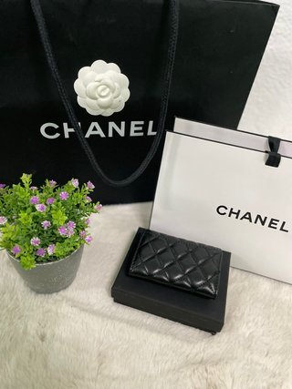 Cartera Chanel acolchada negra y dorada
