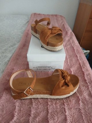 Sandalias marrones con lazo