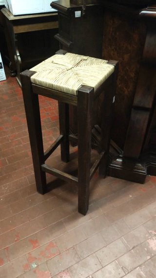 Coppia sgabelli alti in legno scuro