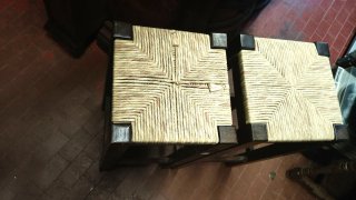 Coppia sgabelli alti in legno scuro