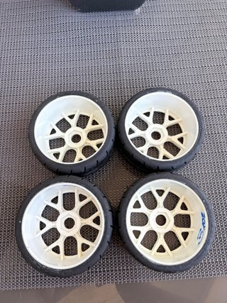 4 RUEDAS RC 1/8 PISTA YA PEGADAS, NUEVAS CON TARA