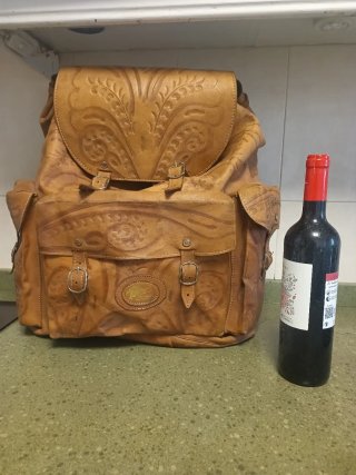Mochila de cuero grande con grabados