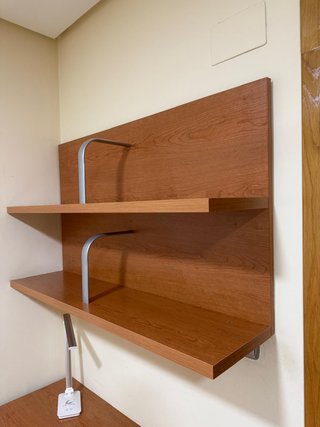 Estantería de madera y metal