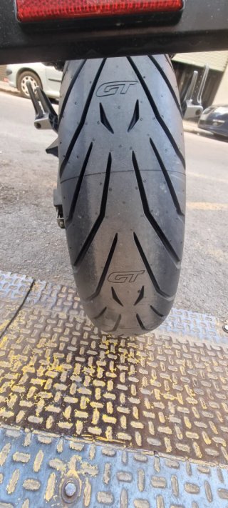 Ducati Monster Darmah Negra y Dorada A2