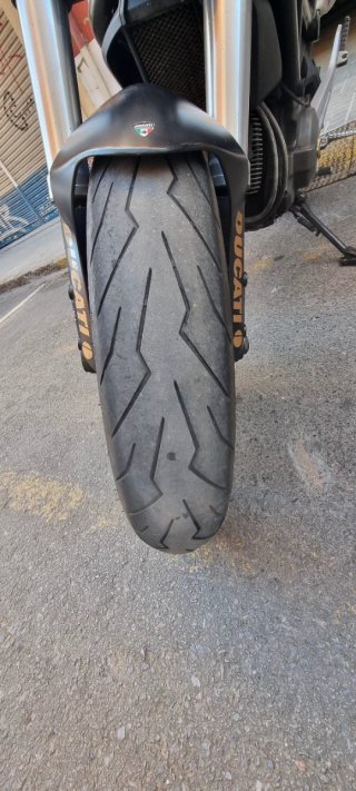 Ducati Monster Darmah Negra y Dorada A2