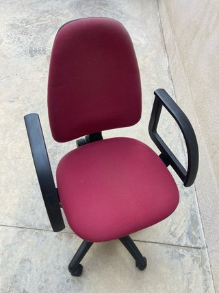 Silla de oficina con ruedas y altura regulable
