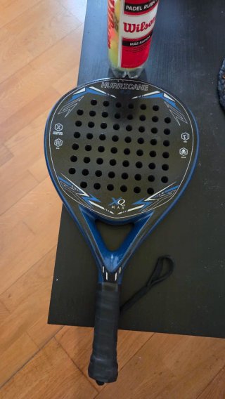 Raqueta de pádel y 3 pelotas Wilson