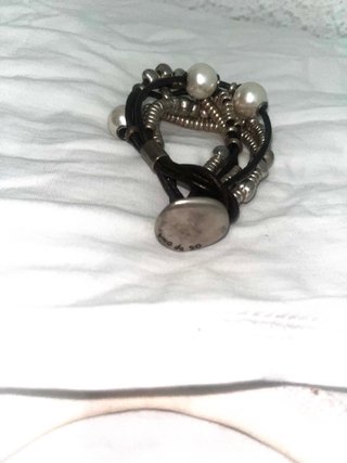Pulsera UNOde50 cuero negro perlas plata